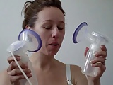 אישה שואבת חלב מהשדיים בסרט סקס קינקי